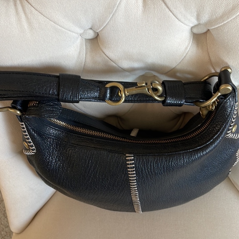 Chic Black Hobo Bag with Sleek Design - Picture 6 of 12